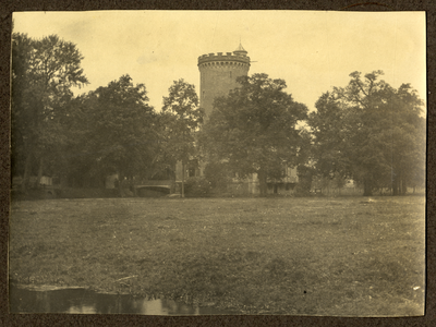805366 Gezicht op de ronde toren van het kasteel Sterkenburg te Driebergen.N.B. De gemeenten Driebergen en Rijsenburg ...